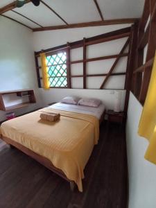 别霍港Pagalù Hostel的一间卧室设有一张大床和窗户