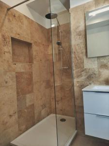 SabletCharme Provençal的浴室里设有玻璃门淋浴