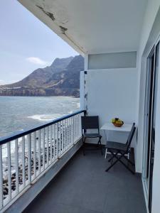巴哈马尔Bajamar,un lugar mágico的一个带桌椅的海景阳台