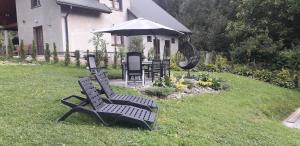 拉伊恰Salamandra的院子里的黑长凳和雨伞