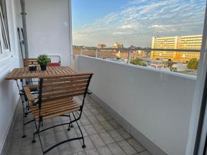 韦瑟灵Apartment Wesseling的市景阳台配有桌椅。