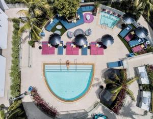 洛杉矶Beverly Grove Chic City Oasis 2 BR Apt with Den 138的享有度假村游泳池的顶部景致