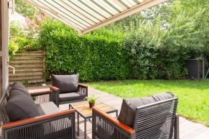 塞尔吉LE GARDEN -MAISON-2Parking-Jardin-Terrasse-Babyfoot-wifi的庭院配有桌椅和树 ⁇ 