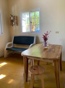 圣卡塔利娜岛Hostal Aguas Verdes的客厅配有木桌和长凳