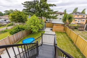 温哥华Home near Downtown Vancouver East@ Joyce Skytrain的享有庭院景色的阳台,带飞盘