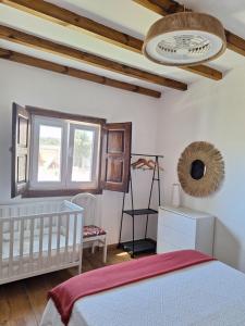 AlcanedeCasa da Ribeira的卧室配有白色婴儿床和窗户。