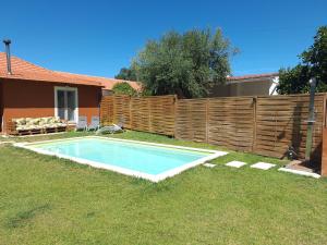 AlcanedeCasa da Ribeira的围栏旁的院子内的游泳池