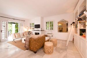 马贝拉Villa in a palm tree plantation的客厅配有沙发和桌子