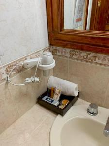 马萨米特拉皇家德拉谢拉酒店的浴室设有白色水槽和镜子