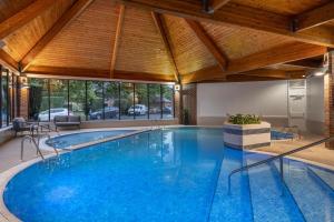 约克Delta Hotels by Marriott York的一座带木制天花板的别墅内的大型游泳池