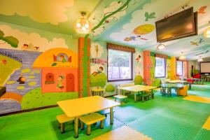 波亚纳布拉索夫Poiana Brasov Alpin Resort Hotel Aparthotel 2204, private property的一个带桌子和壁画的儿童游戏室