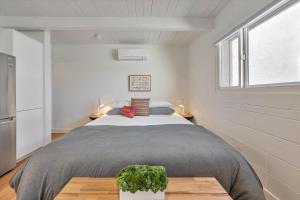 圣卡洛斯Silicon Valley Stay Apartments的一间卧室设有一张大床和一个窗户。