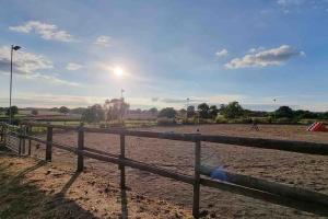 考文垂Hillfields Farm Barn - A Rural Equestrian Escape的天空中阳光照射在泥土上的栅栏