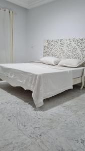 突尼斯Perle du Lac的白色的床、白色床单和枕头