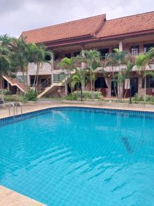 象岛索菲亚花园度假酒店的大楼前的大型蓝色游泳池