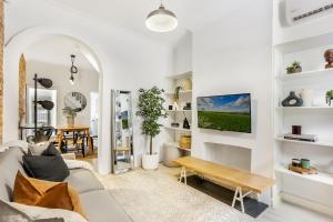 悉尼Surry Hills l 2 Bedroom Terrace Home的客厅配有沙发和桌子