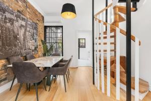 悉尼Ultimo l Renovated 2 Bedroom House With Rooftop Balcony的一间带桌椅的用餐室