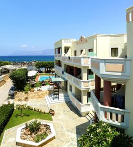 基萨莫斯阿芙罗狄蒂海滩酒店的公寓大楼享有海景