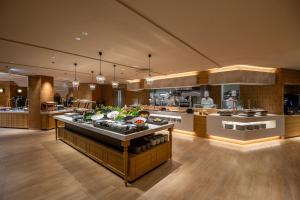 成田Art Hotel Narita的厨房提供自助餐,餐桌上供应食物