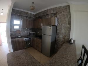 阿莱曼Remas resort的带冰箱和洗碗机的厨房