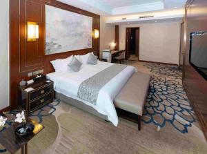 石家庄石家庄云瑞酒店（正定新区）的一间卧室配有一张大床和一台平面电视