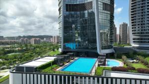 珠海珠海华发万豪酒店的享有带游泳池的建筑的空中景致