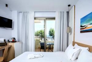 基萨莫斯阿芙罗狄蒂海滩酒店的酒店客房设有一张床,享有阳台的景色