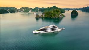 下龙湾Sea Stars Cruise Ha Long Bay的游轮在湖中,有岛屿