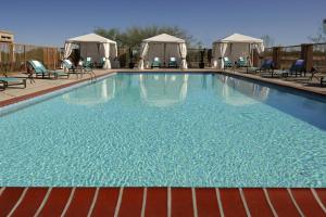 凤凰城凤凰城梅奥医学中心沙漠景观原住客栈的一个带椅子和凉亭的大型游泳池