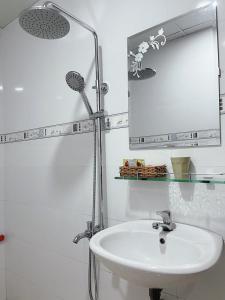 胡志明市Thiên Phát Hotel - SECC的白色的浴室设有水槽和镜子