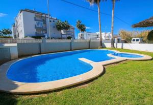 德尼亚Apartamento con terraza y acceso directo a piscina的一座房子的院子内的游泳池