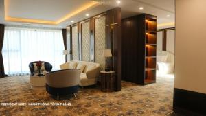 河江YEN BIEN LUXURY HOTEL的酒店客房配有书桌和床。
