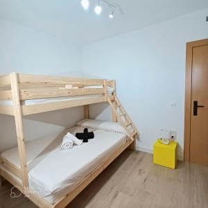 德尼亚Apartamento con terraza y acceso directo a piscina的双层床的下铺配有泰迪熊