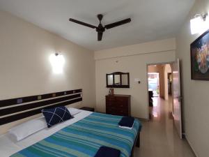 科尔瓦Beach Apartment 2,COLVA , GOA, INDIA的一间卧室配有一张床和吊扇