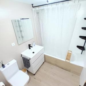 德尼亚Apartamento con terraza y acceso directo a piscina的浴室配有白色水槽和卫生间。