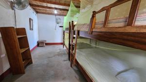 托拉Monkey House Hostel的一间客房内配有两张双层床的房间