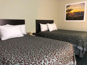 南太浩湖Elevation Lodge的酒店客房设有两张床,墙上挂着一张照片。