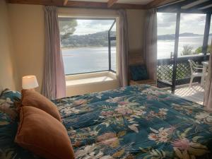 派西亚隅趣旅舍的一间卧室配有一张床,享有水景