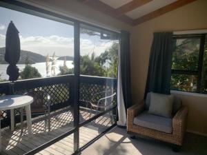 派西亚隅趣旅舍的客房设有一个享有水景的阳台。