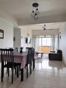 加影Homestay Vista3A at Vista Seri Putra的用餐室以及带桌椅的起居室。