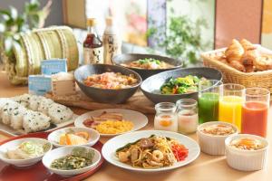 金泽东急金泽大酒店的餐桌上有许多食物和饮料