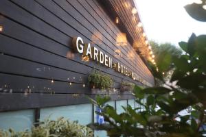 海法Garden Events hotel גארדן הוטל אירועים的建筑的侧面有标志