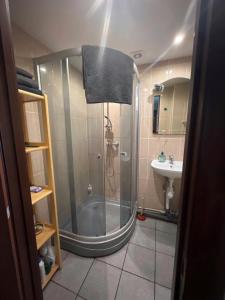 叶尔加瓦Atmodas 70的带淋浴和盥洗盆的浴室