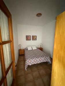 丰卡连特德拉帕尔马Casa Jesus的一间卧室配有一张带两个枕头的床