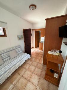 丰卡连特德拉帕尔马Casa Jesus的一间卧室配有一张床和一张桌子及一台电视