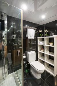略夫雷加特河畔奥斯皮塔莱特Hesperia Fira的一间带卫生间和玻璃淋浴间的浴室
