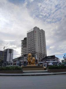 西哈努克Sea Inn Guesthouse Sihanoukville的狮子雕像在建筑物前