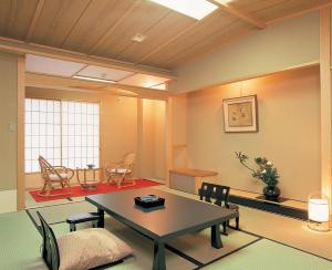 奈良春日酒店的客厅配有桌椅