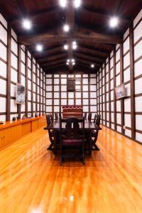 上越市-izen 高田- 柳精庵的一间会议室,里面配有桌椅