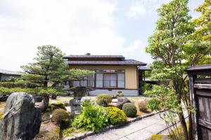 上越市-izen 高田- 柳精庵的一座日式花园,位于一座建筑前